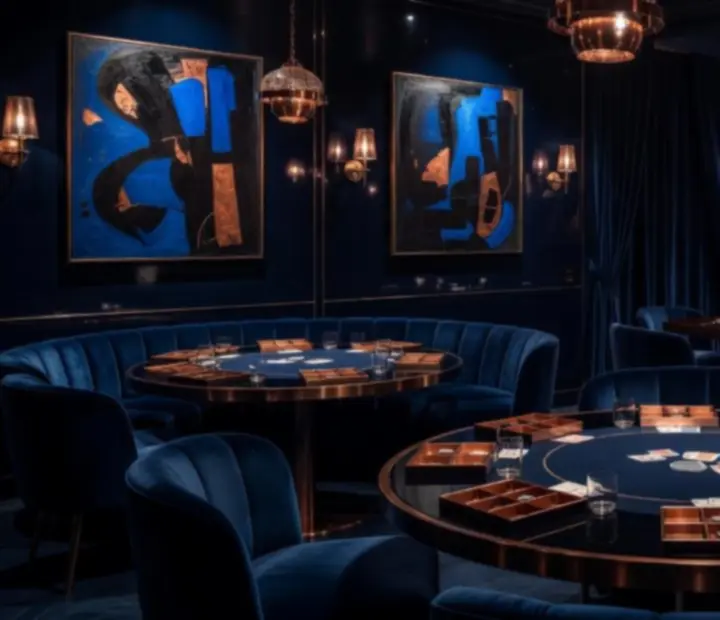 Hangulatos, félhomályos VIP Lounge tér, elegáns pókerasztalokkal és gourmet enteriőrrel